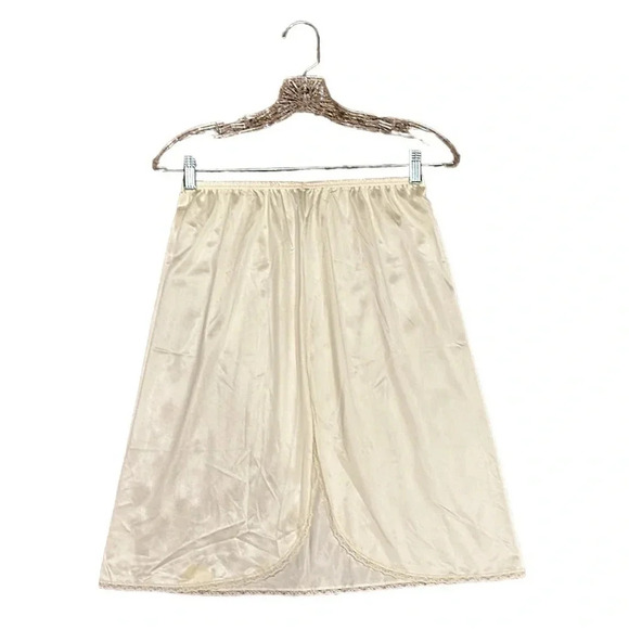 Vintage Vanity Fair Women’s Nylon Ivory Half Slip Size Small - Picture 2 of 4